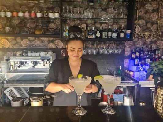 Il nostro staff al bancone bar mentre prepara i cocktail Il nostro staff al bancone bar mentre prepara i cocktail