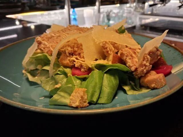 Insalata Caesar con pollo croccante Insalata Caesar con pollo croccante
