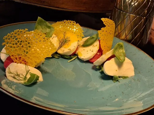 Caprese di bufala con pomodorini Caprese di bufala con pomodorini