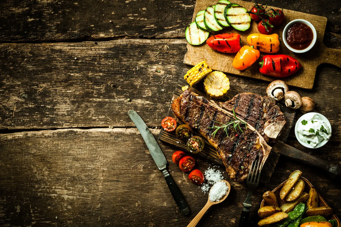 Costata di manzo alla griglia con verdure Costata di manzo alla griglia con verdure